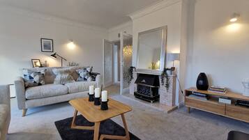 House, Multiple Beds | Living room | 30-inch TV with cable channels, fireplace