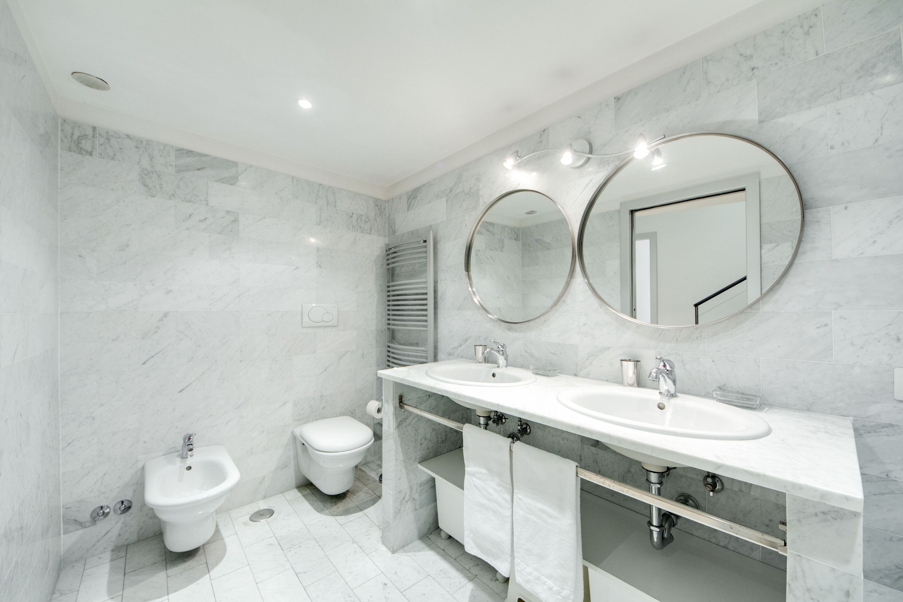 Douche, sèche-cheveux, bidet, serviettes fournies