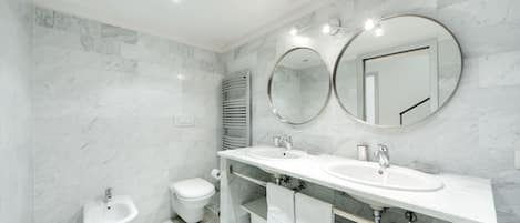 Douche, sèche-cheveux, bidet, serviettes fournies