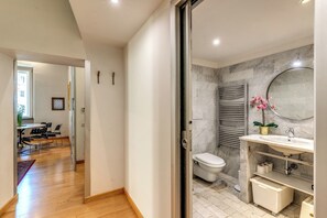 Shower, hair dryer, bidet, towels