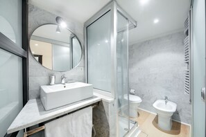 Shower, hair dryer, bidet, towels