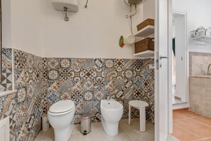 Een douche, een haardroger, een bidet