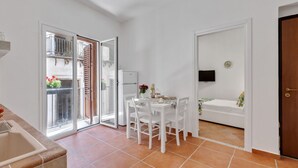 A compact living space with a dining area, a kitchenette, and a balcony with a view. - GuestHost - Cozy 60 sqm apartment, for 3 people, with 3 balconies and located on the 2nd floor of a renovated building without lift. The property is located in the heart of the historic center (Traffic Restricted Area), inside Vucciria area, one of the c (Palermo)