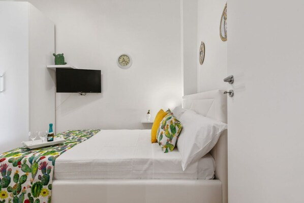 2 bedrooms, iron/ironing board, internet, bed sheets