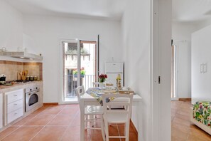 Geladeira, fogão, cooktop, cafeteira/chaleira