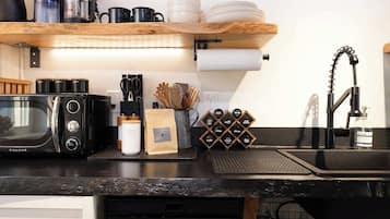 Mikrowelle, Herdplatte, Wasserkocher mit Kaffee-/Teezubehör, Toaster