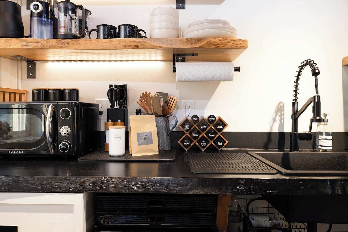 Mikrowelle, Herdplatte, Wasserkocher mit Kaffee-/Teezubehör, Toaster