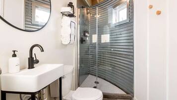 Kostenlose Toilettenartikel, Haartrockner, Handtücher