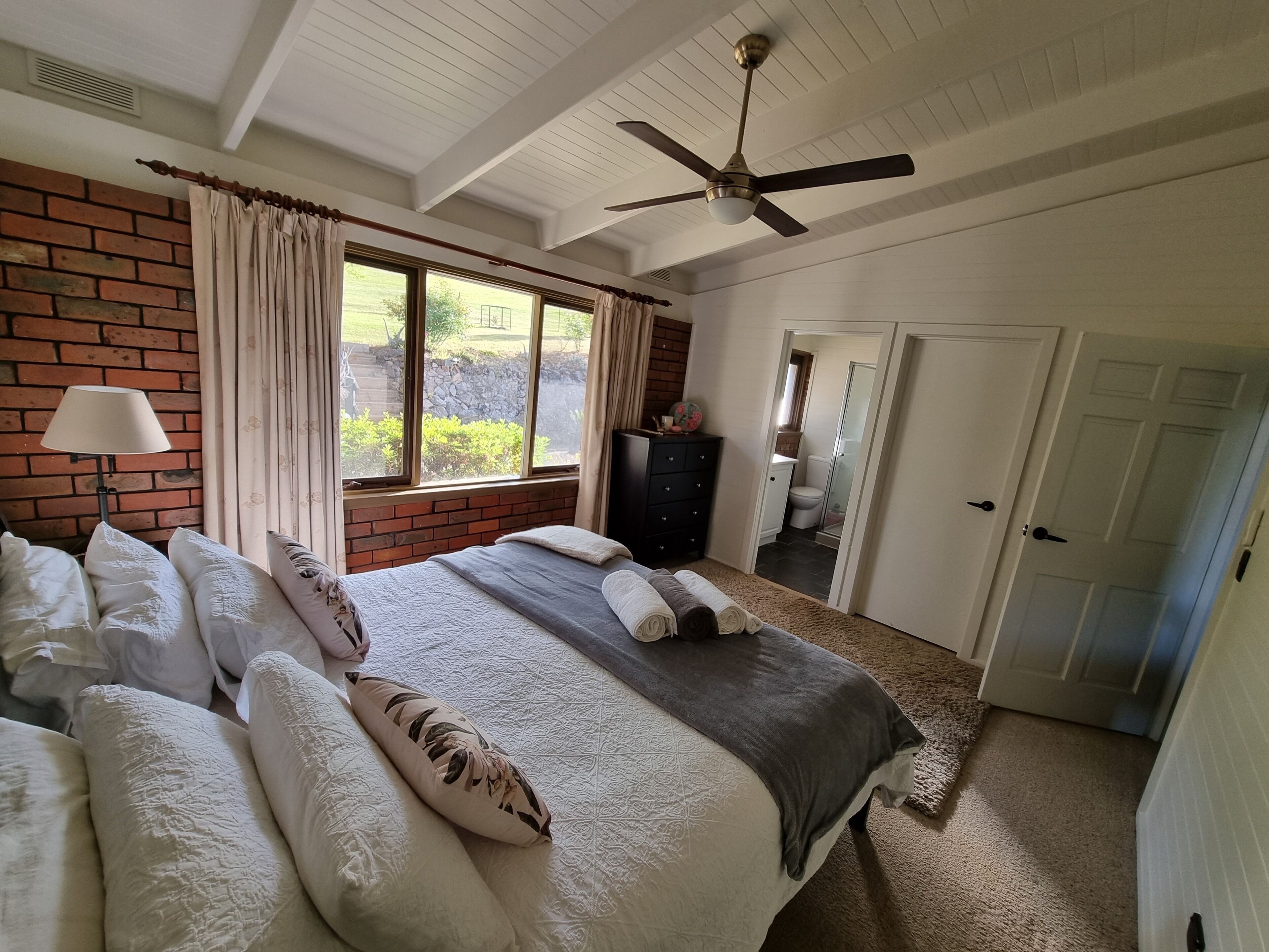 Lake Country Breathtaking Estate 