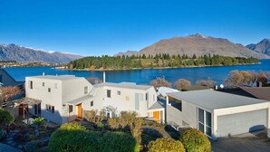 A modern residential area with houses overlooking a lake and mountains. - Villas Lake Terrace with Fantastic View (Queenstown)