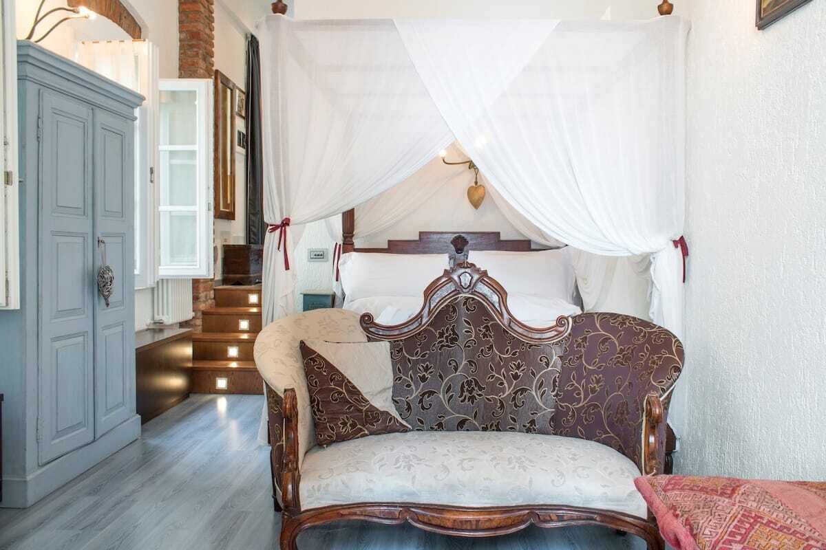 Overlooking the lake in the center of Bellagio inner patio history and lake view