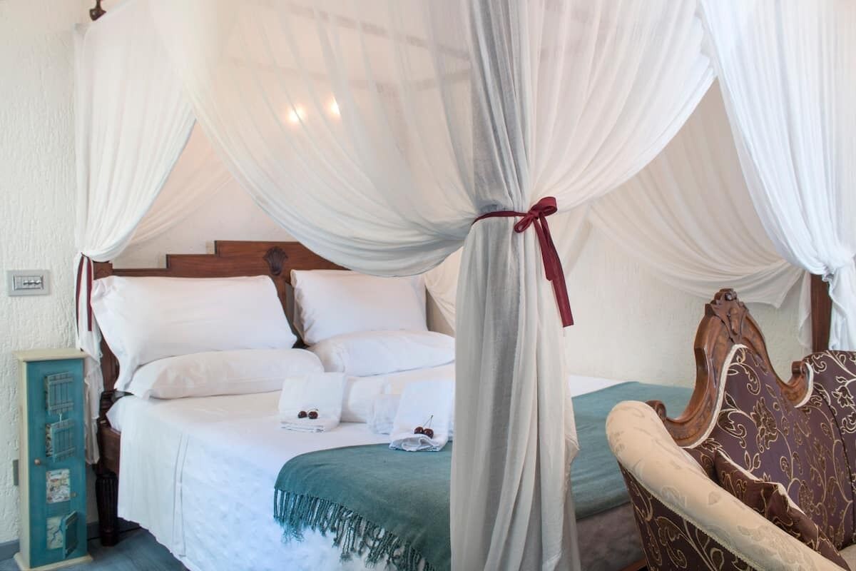 Overlooking the lake in the center of Bellagio inner patio history and lake view