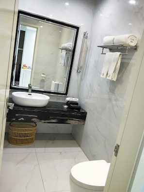 Habitación ejecutiva | Baño | Regadera, amenidades de baño gratuitas, secadora de cabello, pantuflas