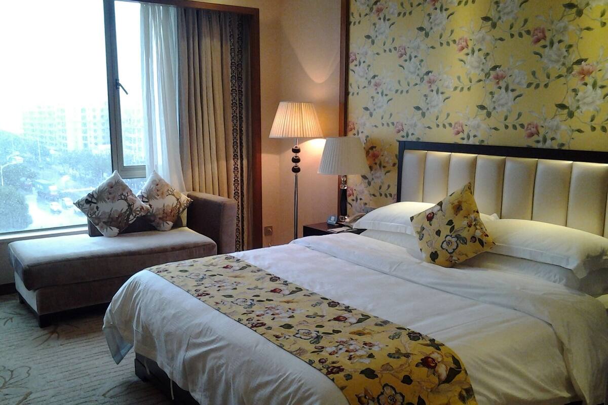 Habitación Premium | Escritorio, cortinas blackout, wifi gratis y ropa de cama