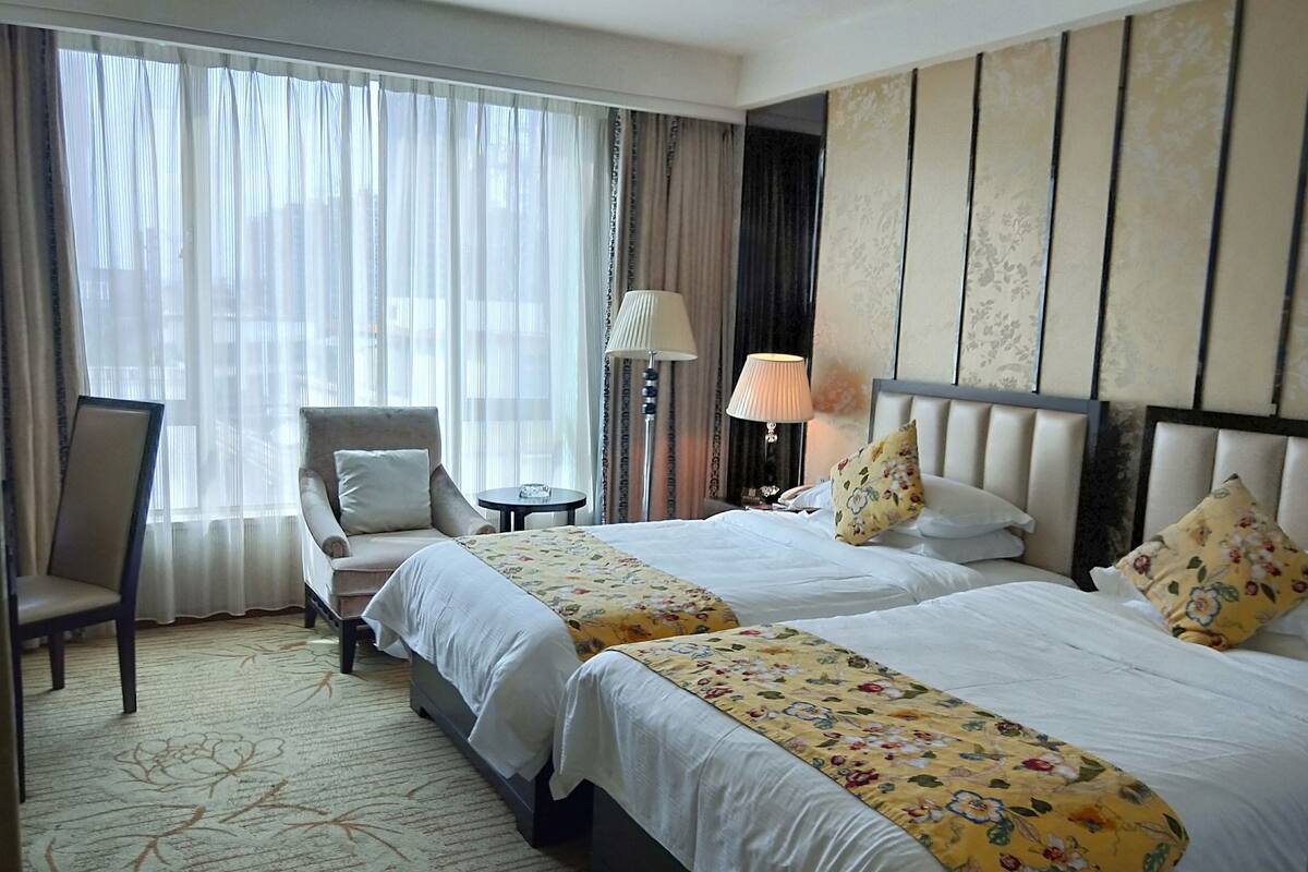 Habitación Premium con 2 camas individuales | Escritorio, cortinas blackout, wifi gratis y ropa de cama