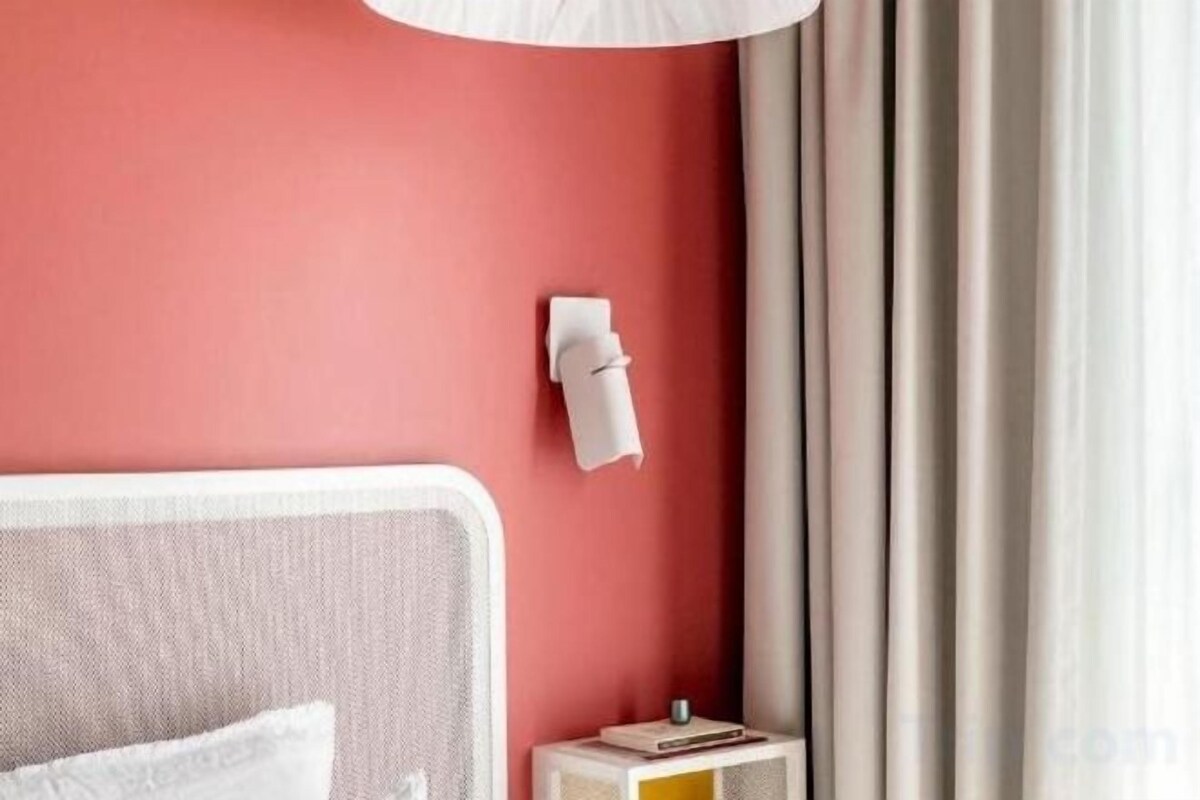 低刺激性寝具、羽毛の掛け布団、セーフティボックス (室内)、デスク