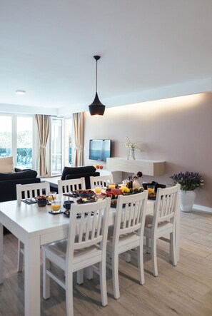 Appartement, 2 chambres, vue partielle sur la mer | Coin séjour