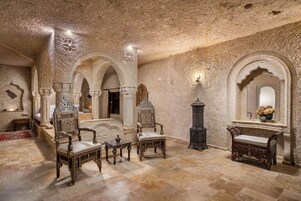 Suite (Suleyman Celebi Cave) | 1 dormitorio, ropa de cama de alta calidad, minibar y caja fuerte