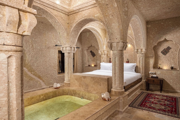 Suite (Suleyman Celebi Cave) | Seprai premium, minibar, brankas, dan didekorasi berbeda-beda