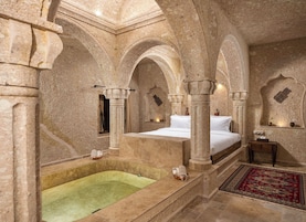 套房 (Suleyman Celebi Cave) | 高档床上用品、迷你吧、客房内保险箱、特色装修