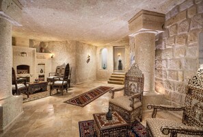 套房 (Suleyman Celebi Cave) | 起居區 | 43-吋 LCD 液晶電視、數位頻道、電視、書籍
