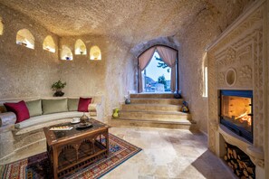 Sviitti (Merzifonlu Kara Mustafa Pasa Cave) | Ylelliset vuodevaatteet, minibaari, tallelokero huoneessa