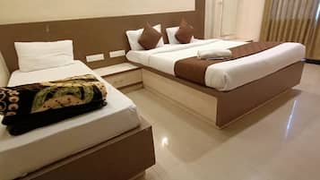 Deluxe Triple Room | Hypo-allergenic bedding, iron/ironing board, bed sheets