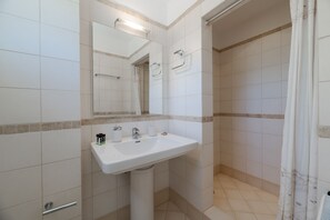 Dusche, Haartrockner, Seife, Shampoo