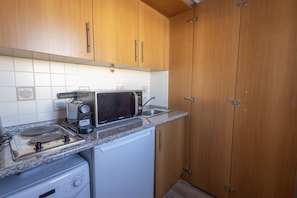Fridge, oven, coffee/tea maker, electric kettle