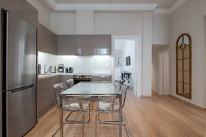 Frigorífic, forn, rentaplats i cafetera i tetera