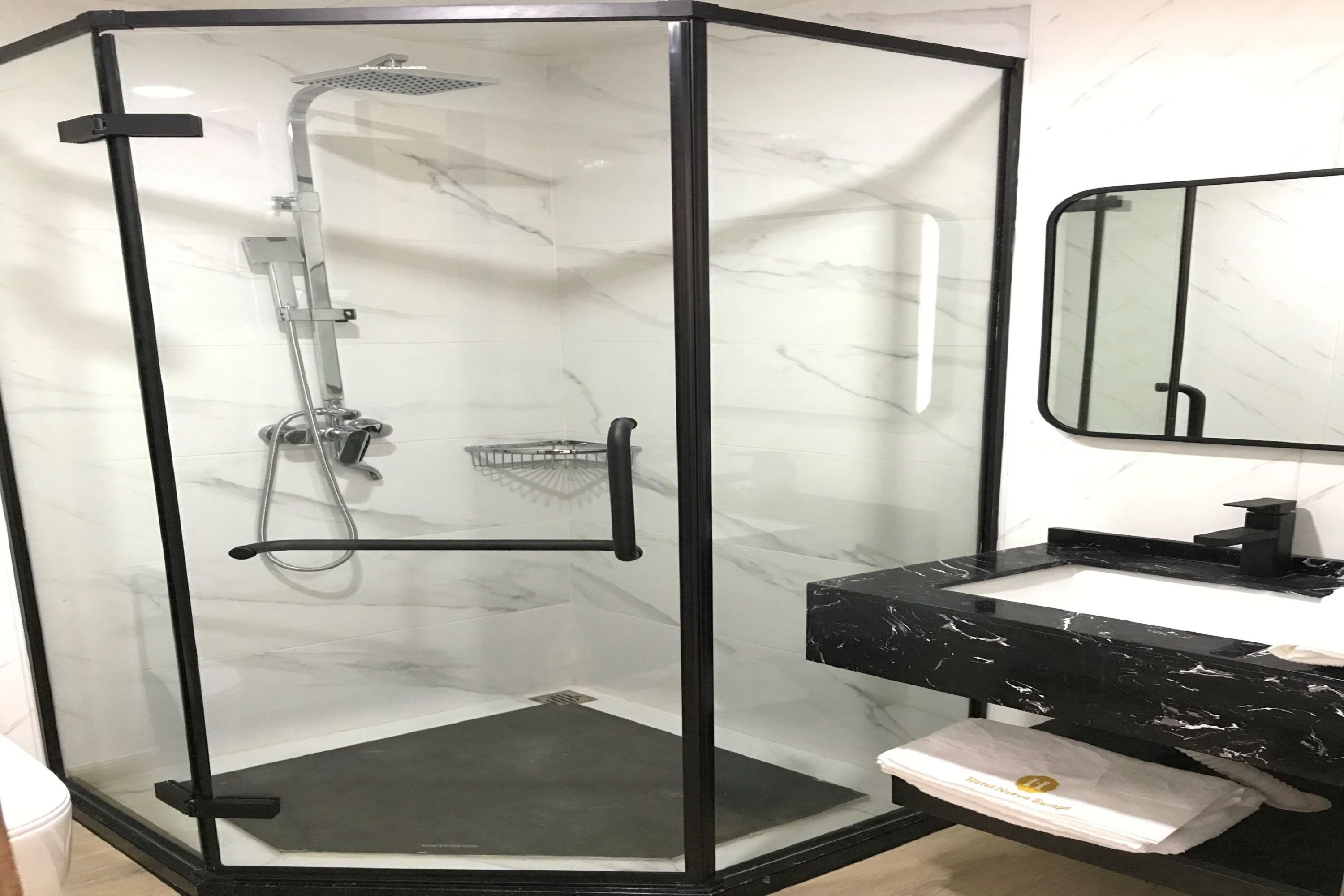 deluxe twin room, bay view | bathroom | hair dryer, soap, shampoo