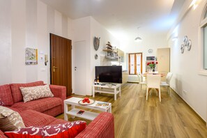 Smart TV - Lady Camollia Apartment, apartment in the center of Siena with parking (Siena)