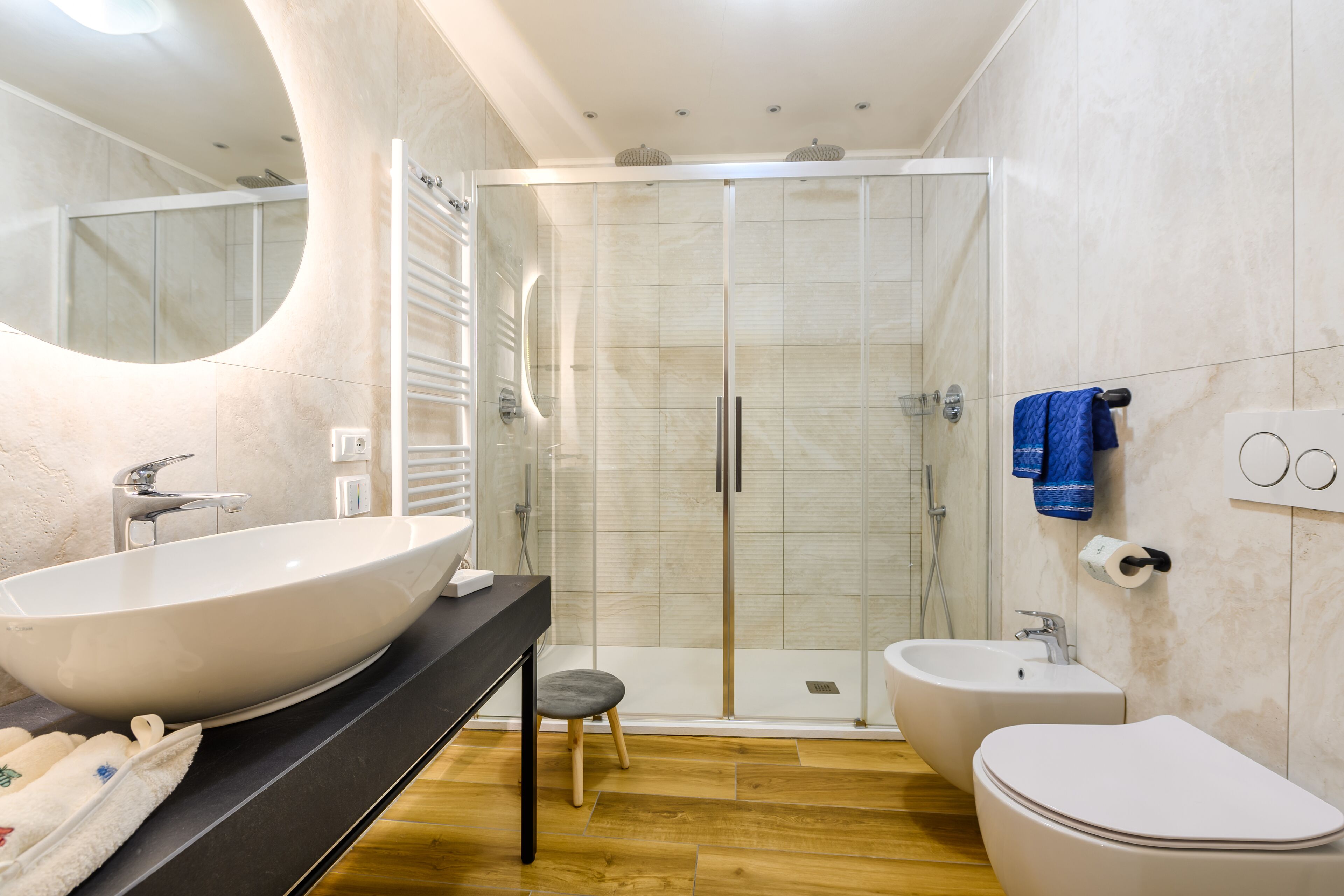 Regadera, secadora de cabello, bidet, toallas 