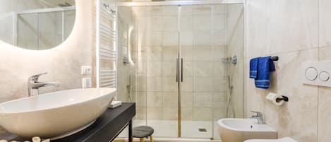 Regadera, secadora de cabello, bidet, toallas