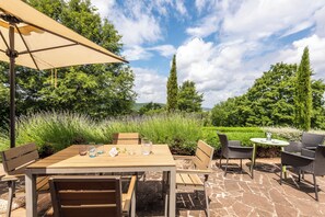 Outdoor dining - Superior Apartment "basilico"- Cignella Resort Accommodation in Tuscany (Toscana)