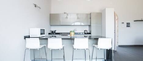 Kjøleskap, mikrobølgeovn, kokeplater og oppvaskmaskin