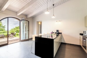 Réfrigérateur, micro-ondes, plaque de cuisson, lave-vaisselle