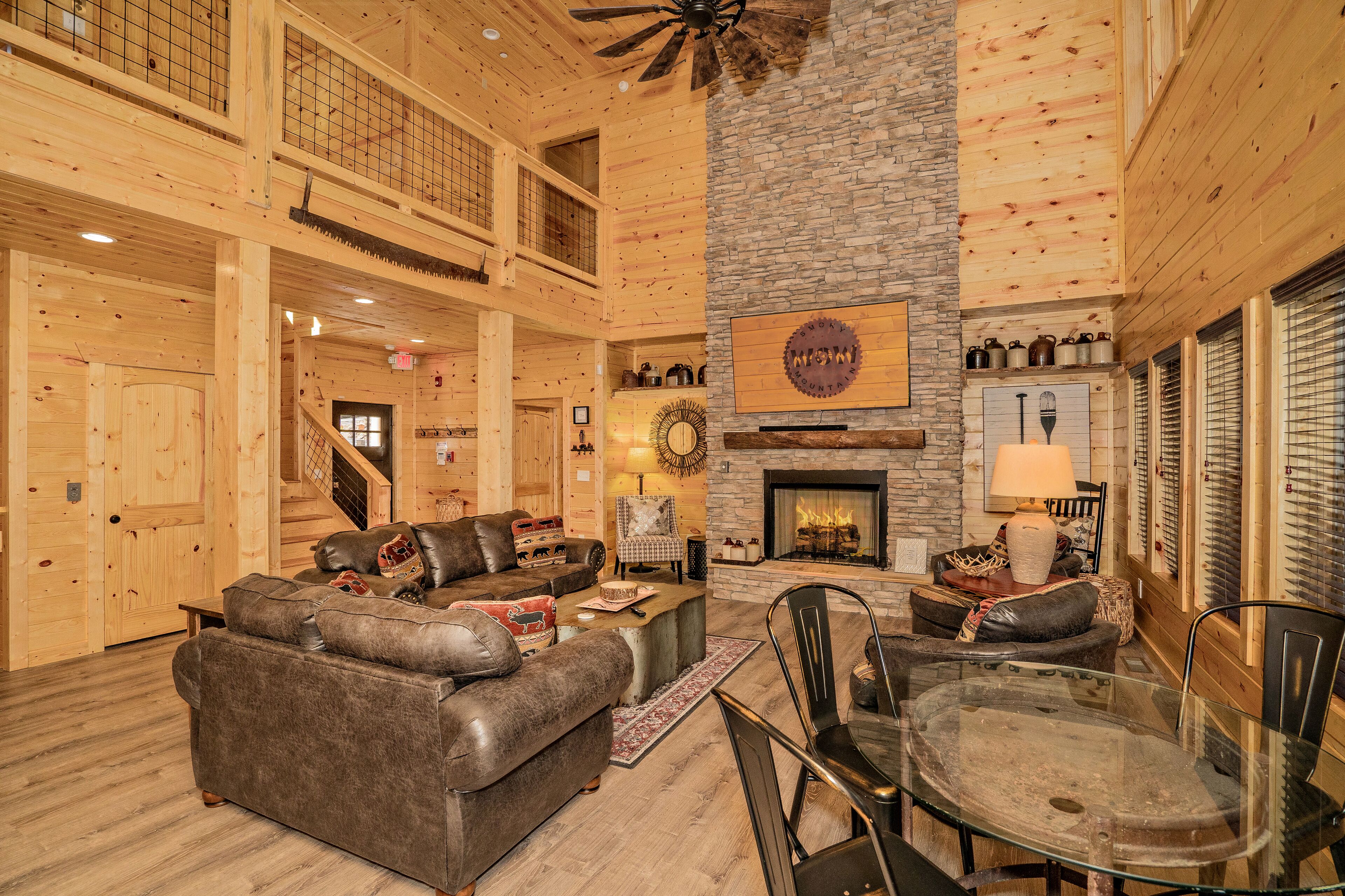 Smoky Mountain WOW: Indoor-Pool, Pet-Friendly, FirePit, Hot Tub, located in the heart of Gatlinburg!