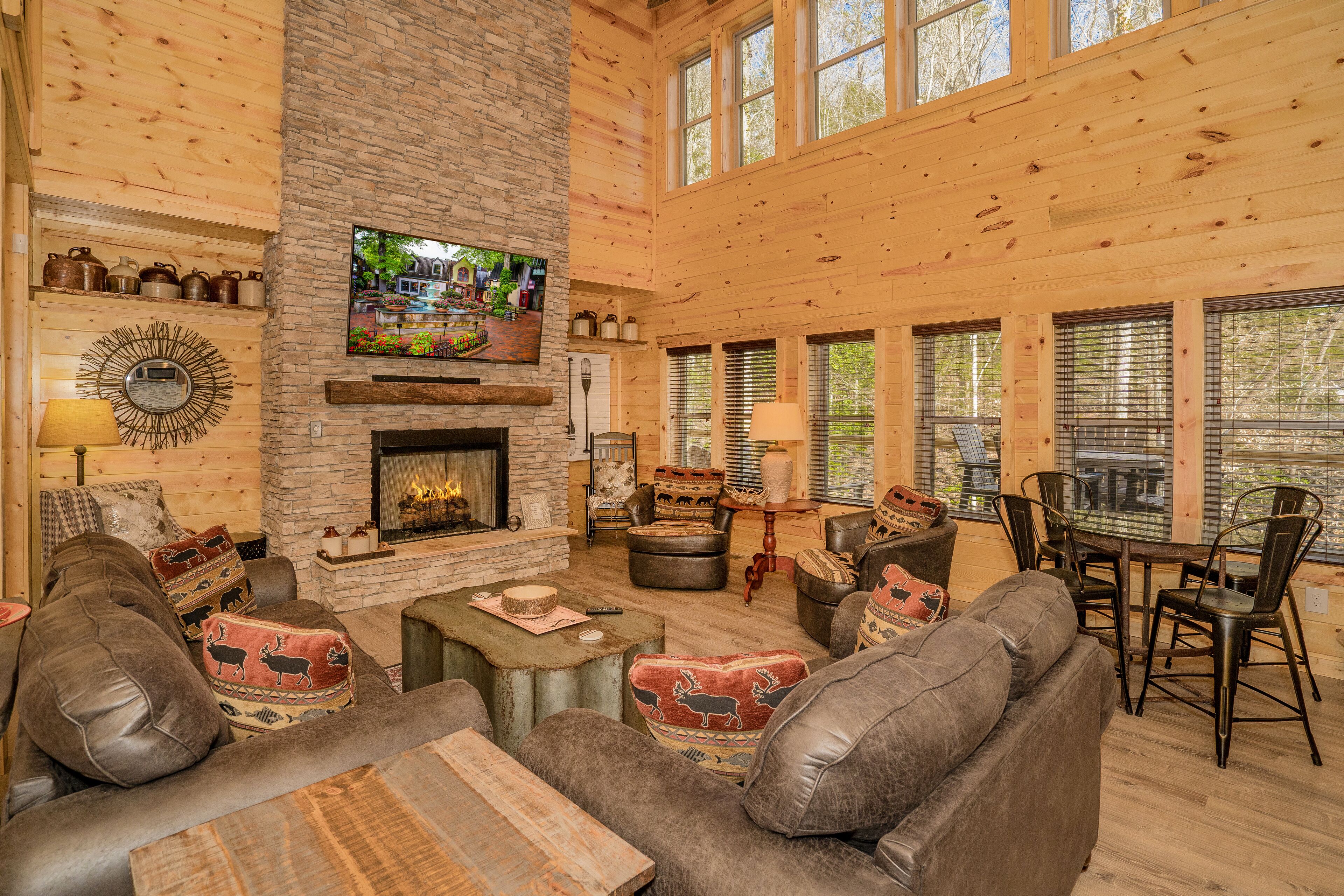 Smoky Mountain WOW: Indoor-Pool, Pet-Friendly, FirePit, Hot Tub, located in the heart of Gatlinburg!