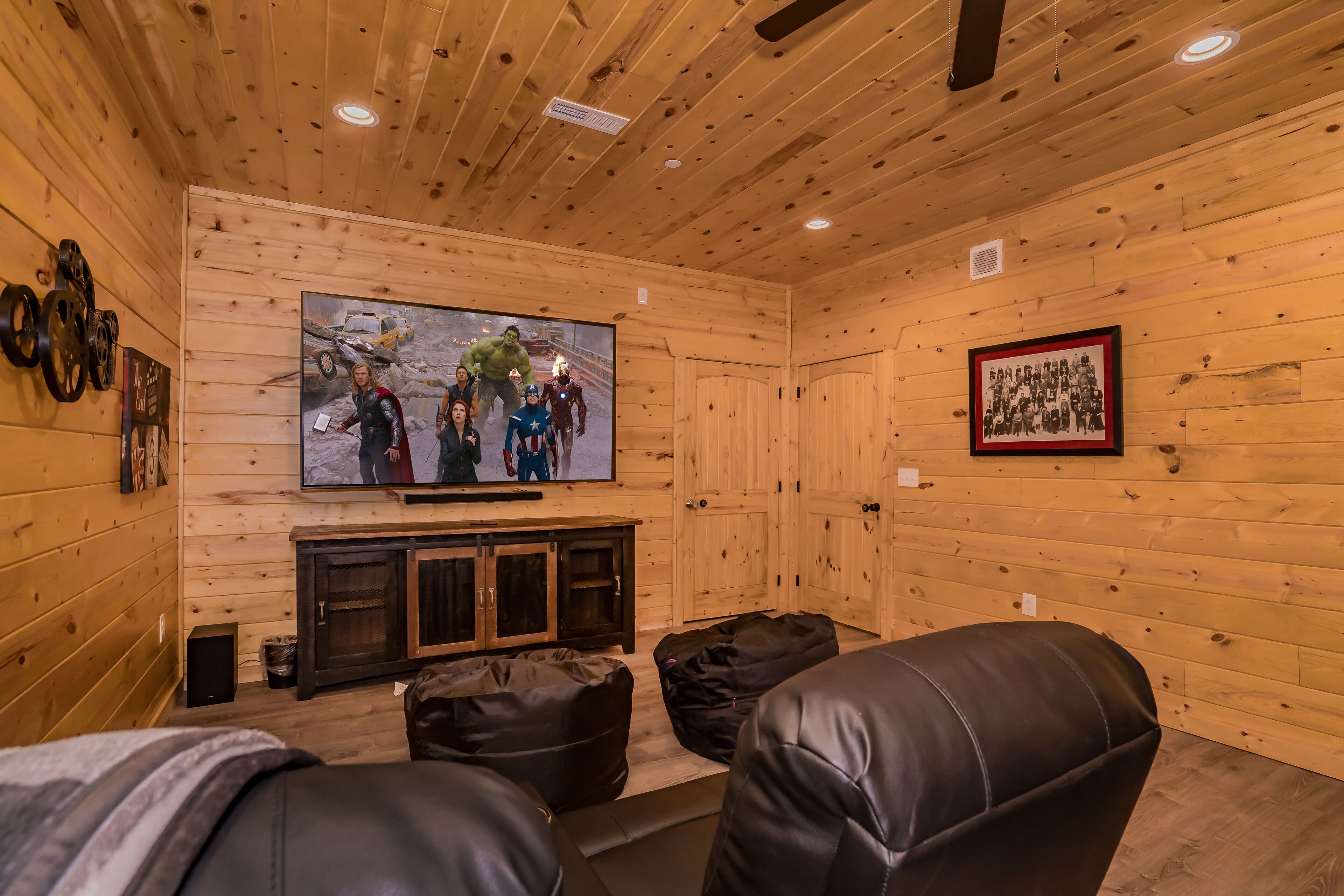 Smoky Mountain WOW: Indoor-Pool, Pet-Friendly, FirePit, Hot Tub, located in the heart of Gatlinburg!