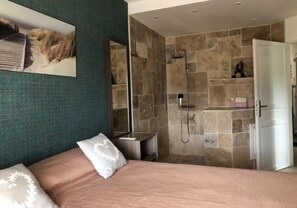 6 bedrooms, iron/ironing board, free WiFi, bed sheets
