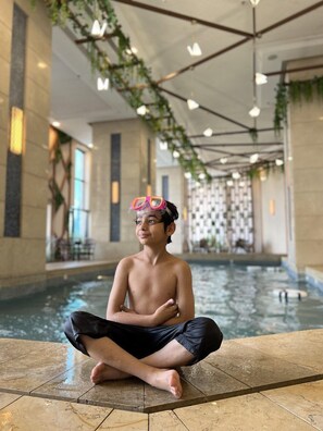 Indoor pool, open 10:00 AM to 5:00 PM, sun loungers - Violet Al Azizia Hotel (Makkah)