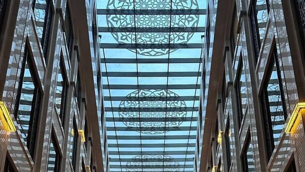 En moderne bygning med glasloft og symmetrisk design.