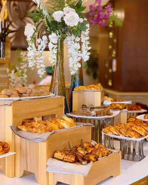 Daily continental breakfast for a fee