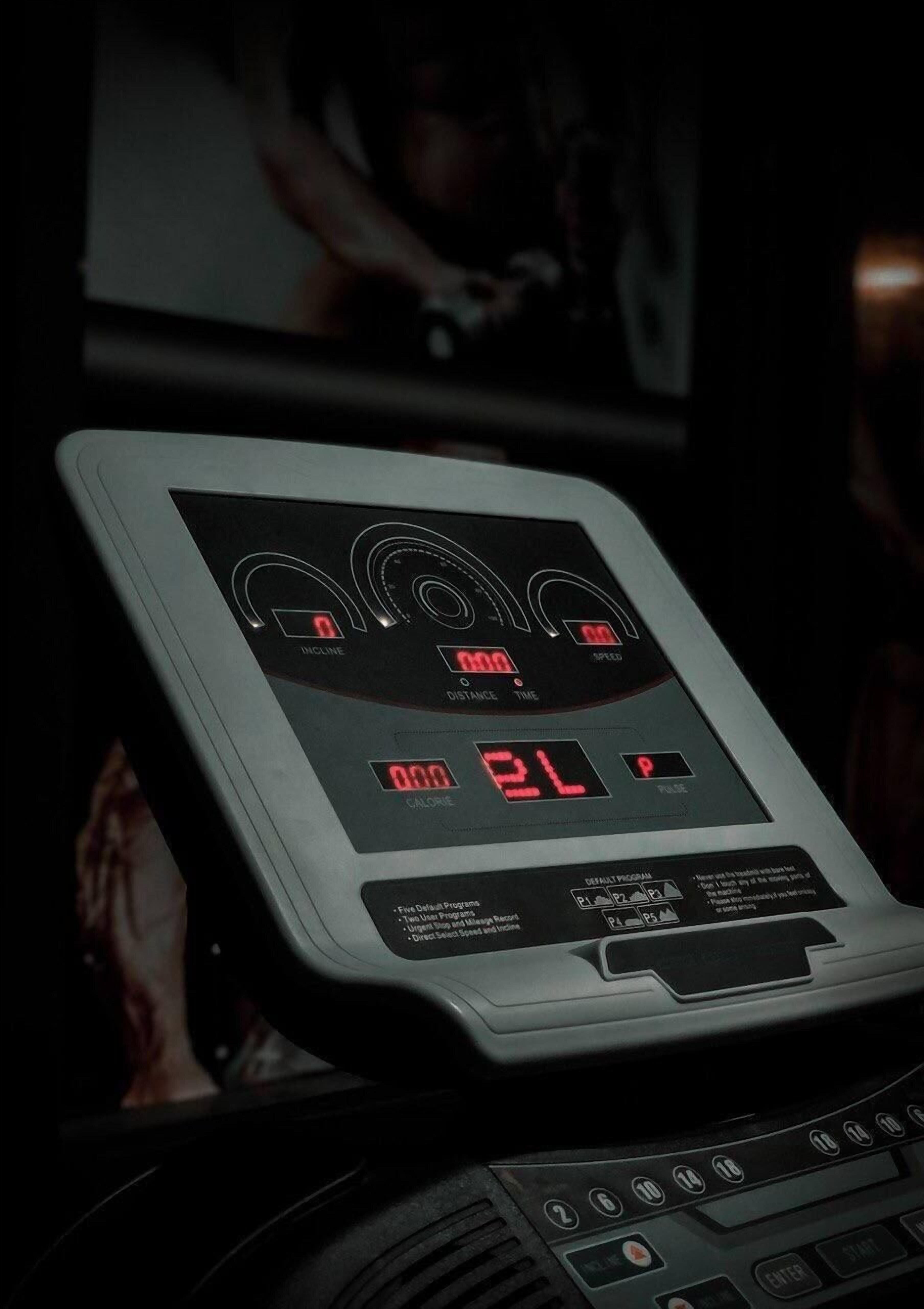 Un écran numérique affichant des données telles que l’inclinaison, la distance, le temps, les calories brûlées et le rythme cardiaque.