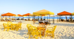 On the beach, white sand - Green Leaves Chalets (Al-Hammam)