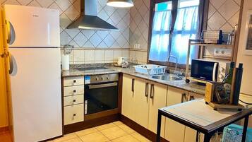Frigorífico, microondas, horno y placa de cocina