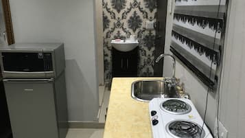 Geladeira, micro-ondas, cooktop, chaleira elétrica