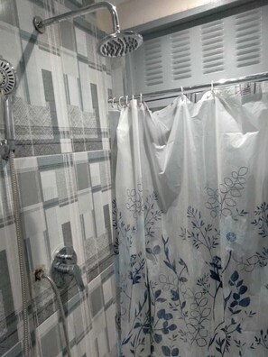 Chuveiro, secador de cabelo, toalhas de banho, sabonete