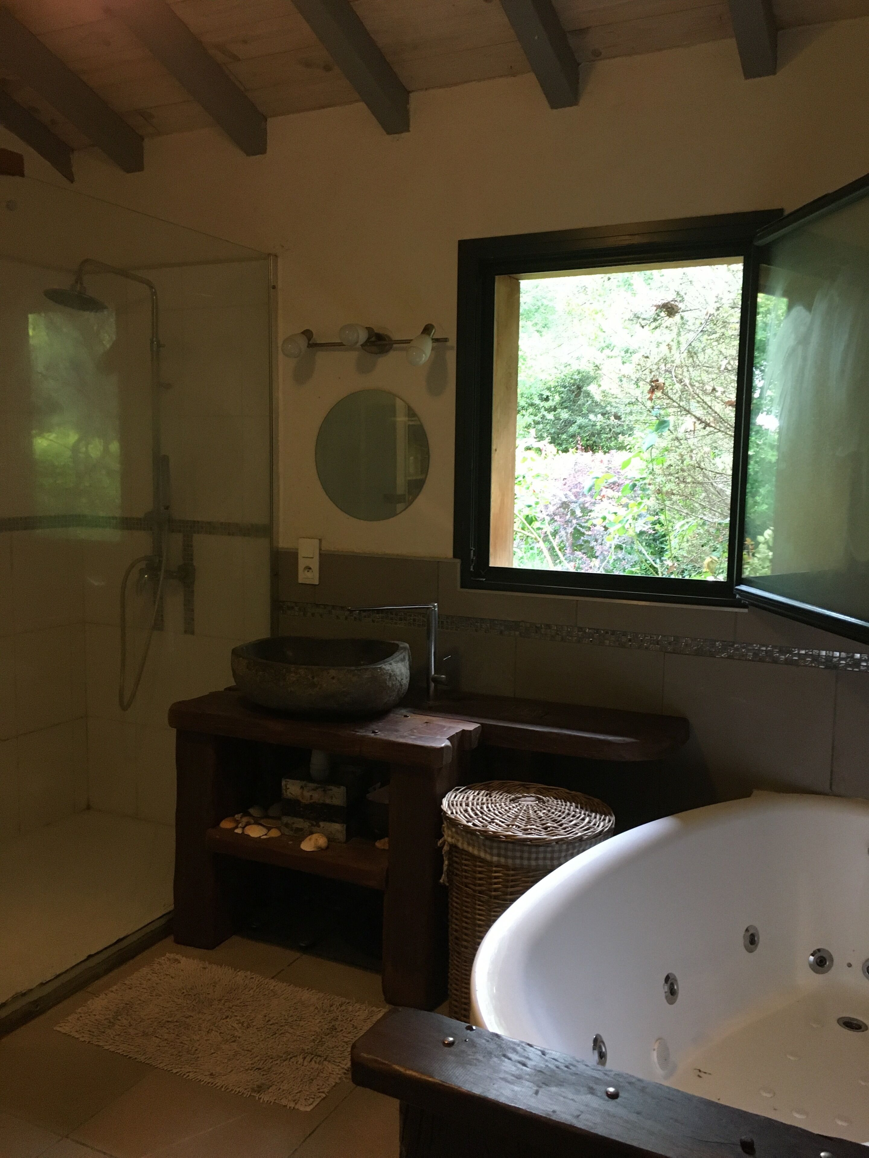 Ensemble douche/baignoire, baignoire à jets, sèche-cheveux
